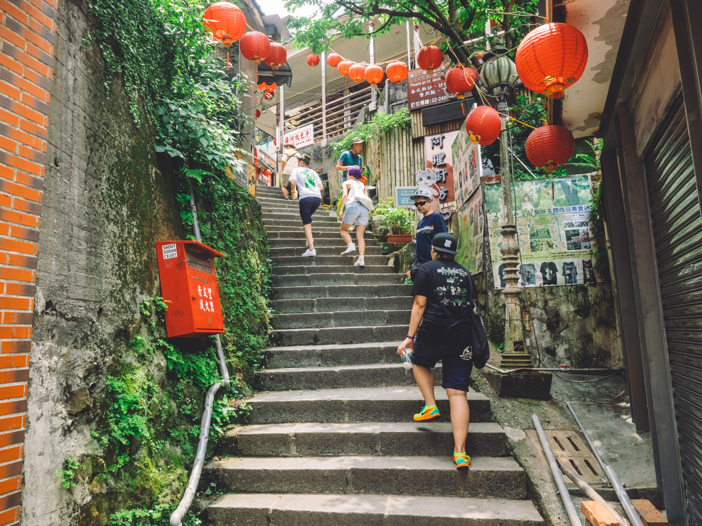 Taiwan - Shifen - Stairs to more shops